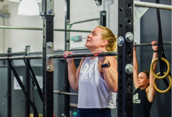 woman lift weight